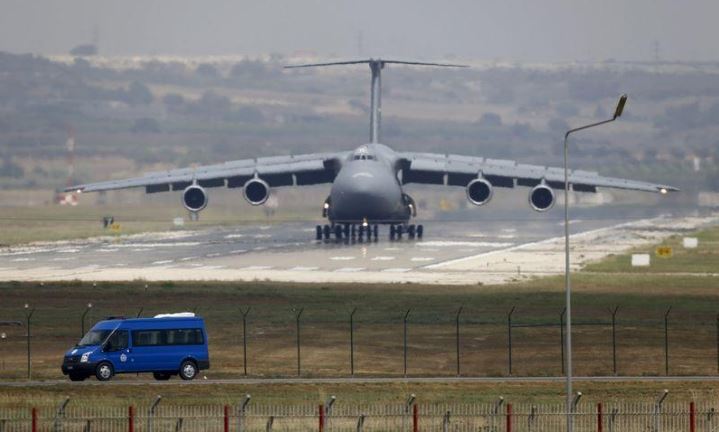 طائرة تابعة لسلاح الجو الأمريكي تهبط في قاعدة إنجيرليك الجوية في تركيا - صورة من أرشيف رويترز.